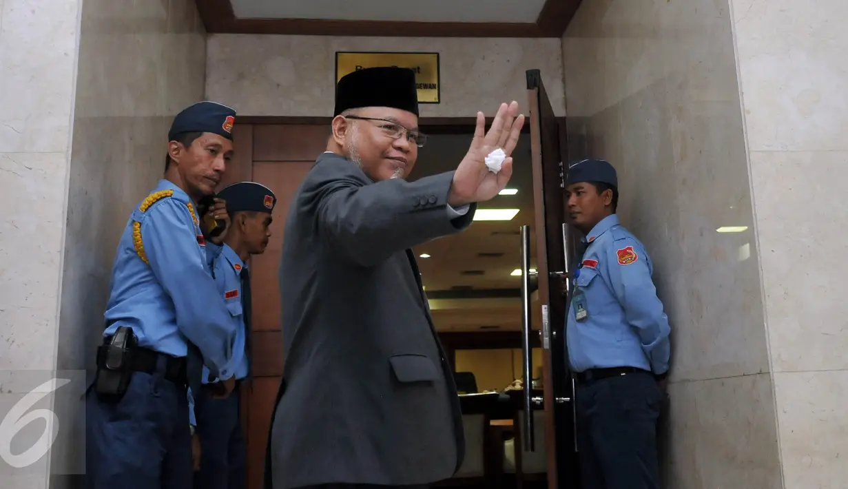 Ketua MKD DPR RI Surahmah Hidayat usai pelantikan Wakil Ketua MKD baru dari F-Golkar Kahar Muzakir di Kompleks Parlemen, Jakarta, Senin (30/11). Jelang sidang kode etik Setya Novanto, Wakil Ketua MKD Hardi Soesilo diganti. (Liputan6.com/Johan Tallo)