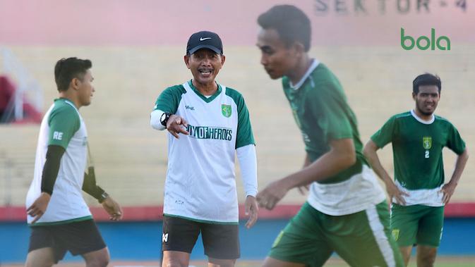 Djadjang Nurdjaman, pelatih Persebaya, di Stadion Gelora Delta, Sidoarjo. (Bola.com/Aditya Wany)