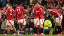 Gelandang Manchester United asal Inggris, Mason Mount (kedua kanan) melakukan selebrasi dengan rekan setimnya setelah mencetak gol keempat bagi The Red Devils saat pertandingan sepak bola leg kedua semifinal Liga Europa 2024/2025 melawan Athletic Club Bilbao di stadion Old Trafford, Manchester, barat laut Inggris, pada 8 Mei 2025 waktu setempat atau Jumat 9 April 2025 dini hari WIB. (Oli SCARFF/AFP)