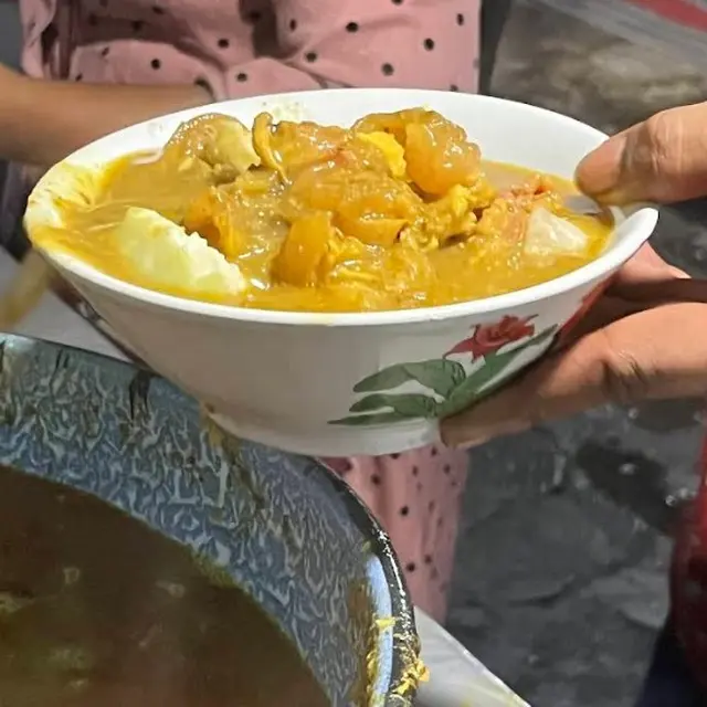 Rekomendasi Tempat Makan Lontong Kikil Enak di Surabaya