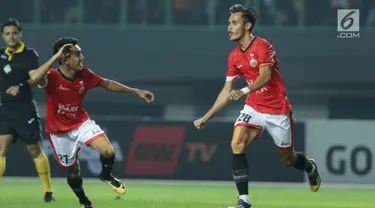 Bek Persija, M Rezaldi Hehanusa (kanan) bersama Fitra Ridwan merayakan gol yang dicetak ke gawang PS TNI pada lanjutan Liga 1 Indonesia di Stadion Patriot Candrabhaga, Bekasi, Sabtu (30/9). Persija menang 4-1. (Liputan6.com/Helmi Fithriansyah)