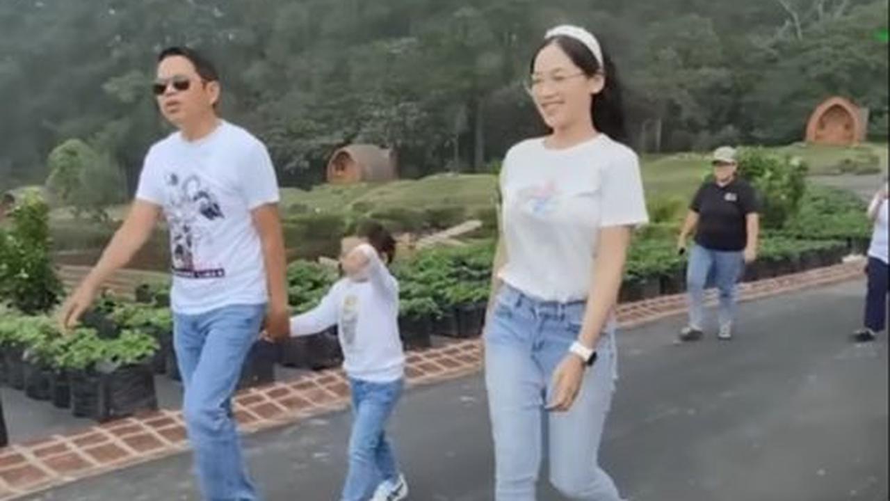 Hyang juga sempat meminta sang ayah untuk berfoto bersama dengan wanita yang dipanggil Teteh baru itu.