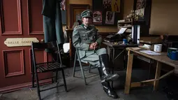 Reenactor Perang Dunia II mengenakan pakaian tentara Jerman berpose saat mengikuti 'Railway in Wartime Event' yang ke 25 di Pickering, Inggris (15/10). Mereka melakukan reka ulang dari sebuah peristiwa sejarah. (AFP Photo/Oli Scarff)
