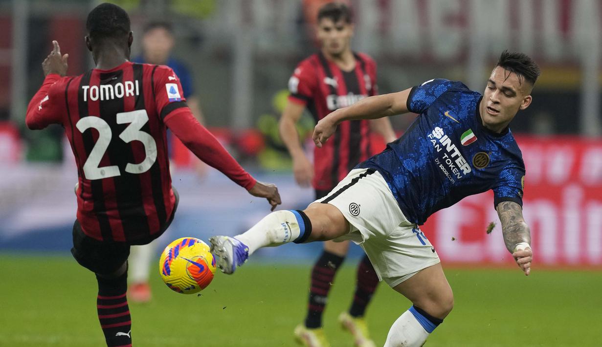 Duel antara dua klub sekota ini semakin menarik untuk disaksikan. Inter tampak lebih superior dan konsisten dalam melakukan tekanan. Namun beberapa aksi serangan balik dari Milan juga cukup berbahaya. (AP Photo/Antonio Calanni)