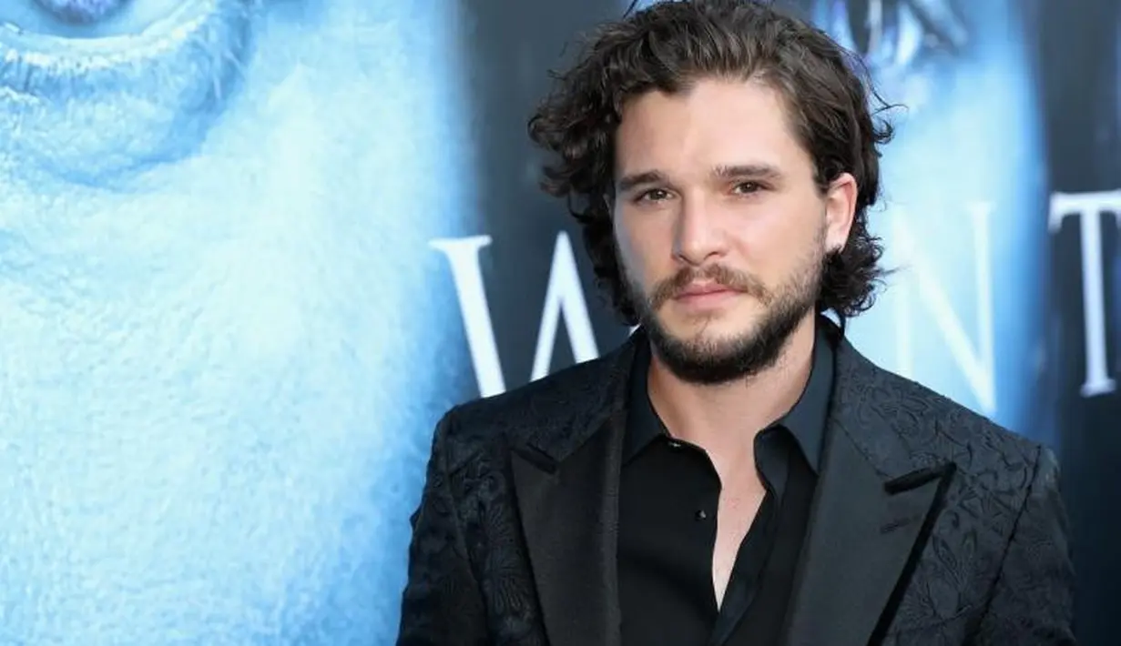 Kit menolak untuk meninggalkan bar yang kedua kali dan harus dikeluarkan secara paksa. (NY Daily News)