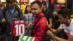 Pesepak bola, Febri Hariyadi memberi tanda tangan saat peluncuran Nike Born Mercurial 360 di Fisik Football, Jakarta, Rabu (7/3/2018). Nike merilis model terbaru Nike Mercurial Superfly dan Vapor 360. (Bola.com/Vitalis Yogi Trisna)