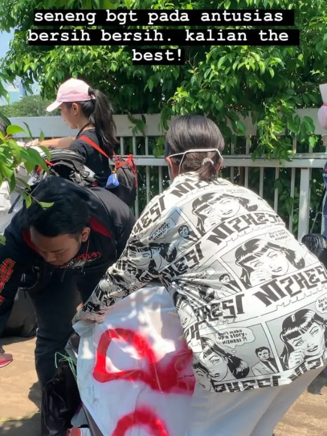 7 Momen Awkarin Bersih-Bersih Sampah di DPR Usai Demo Bareng Relawan