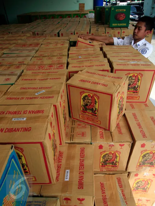 Seorang petugas menata kardus barang bukti jamu kemasan botol di kantor BPOM Yogyakarta, Rabu (30/3/2016). BPOM Yogyakarta berhasil mengamankan 1.800 kardus jamu tradisional tanpa izin edar. (Foto: Boy Harjanto)