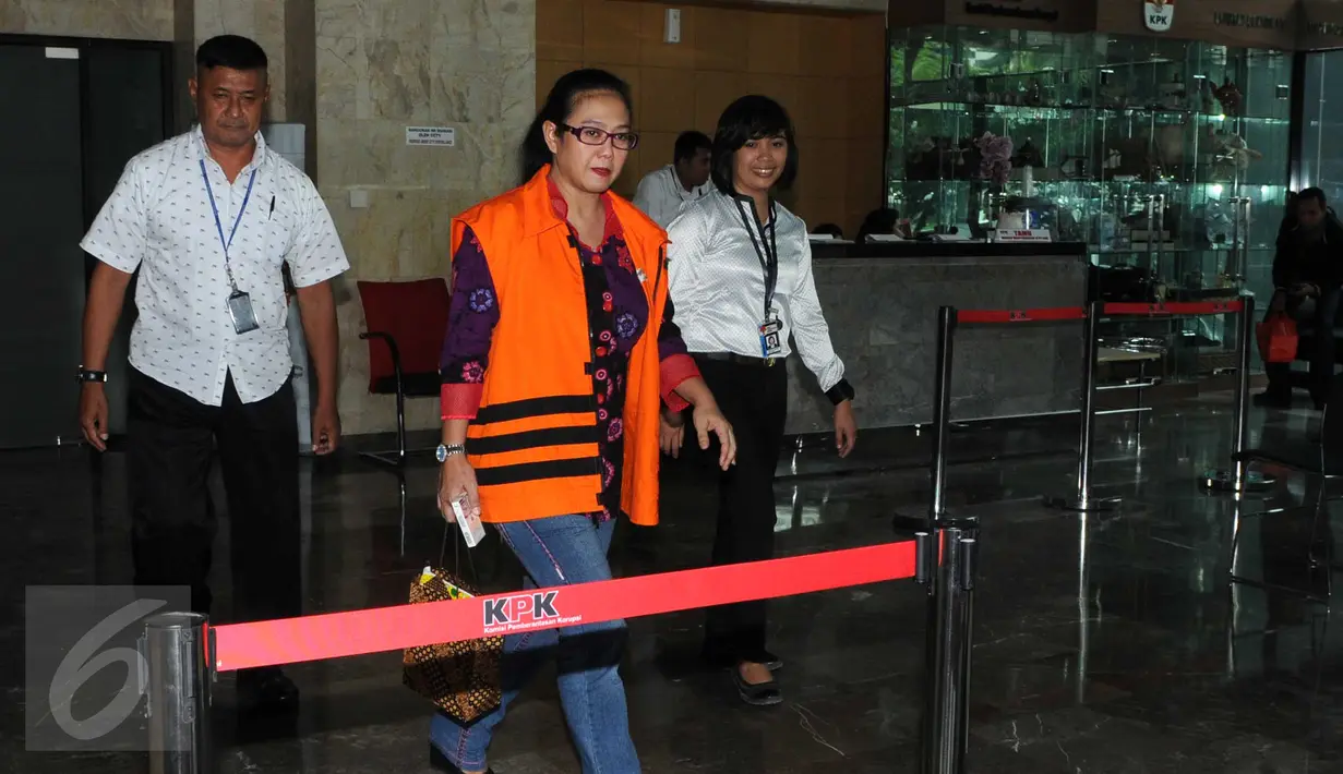 KPK kembali memeriksa tersangka suap pengamanan proyek Kementerian Pekerjaan Umum dan Perumahan Rakyat di Pulau Seram, Maluku, Damayanti Wisnu Putranti, Jakarta, Senin (21/3). (Liputan6.com/Helmi Afandi)