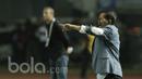 Pelatih Persib, Djajang Nurjaman, memberi arahan kepada anak asuhnya saat melawan Persiba pada laga lanjutan liga 1 Indonesia di Stadion GBLA, Bandung, Minggu (11/6/2017). Persib menang 1-0. (Bola.com/M Iqbal Ichsan)
