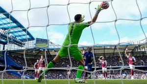 Chelsea langsung menekan Aston Villa sejak awal peluit dibunyikan. Pada menit kelima, Caicedo yang mendapat bola liar langsung menembak dari luar kotak penalti tapi masih mengarah ke pelukan Emi Martinez. (AP Photo/Alastair Grant)