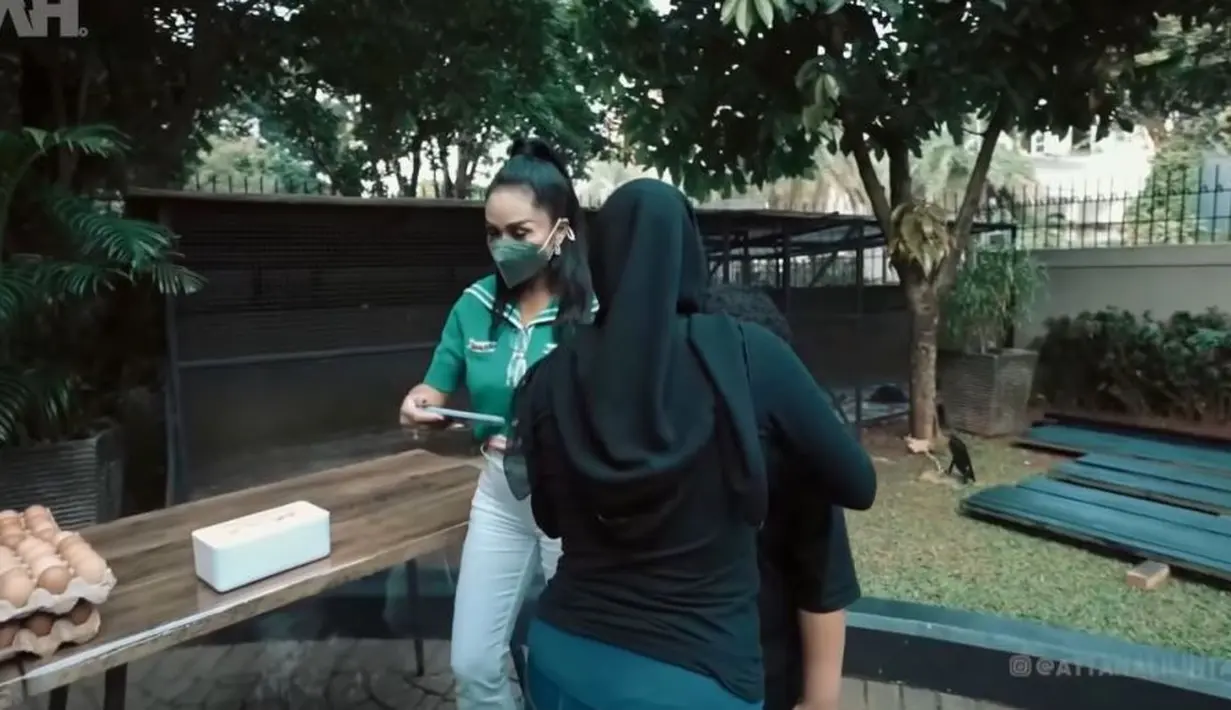 Sebelum Krisdayanti pulang, Aurel Hermansyah terlihat memeluk Kellen Lemos. (Foto: YouTube/AH)