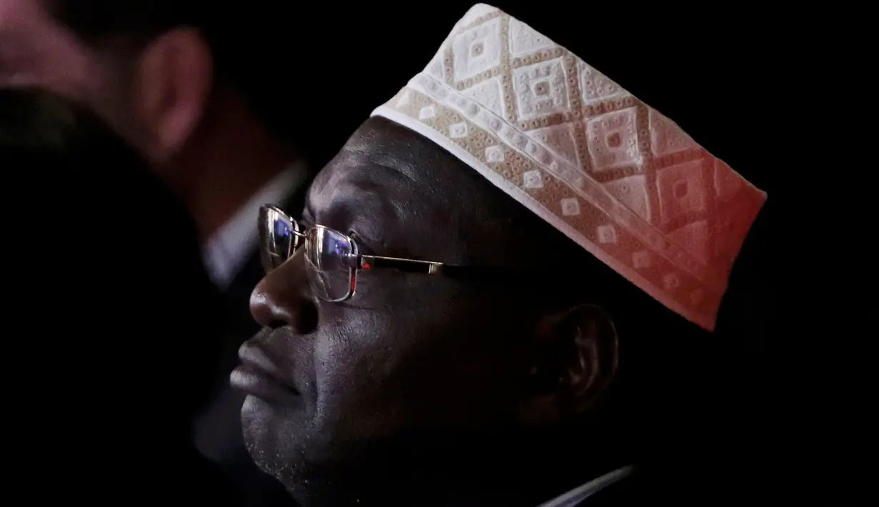 Malik Obama, saudara tiri Presiden Barack Obama, yang diundang capres Partai Republik Donald Trump duduk di tengah kerumunan menonton debat capres AS yang ketiga sekaligus terakhir di University of Nevada, Las Vegas, Rabu (19/10). (REUTERS/Carlos Barria)