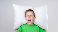 Temukan penyebab dan solusi terbaik untuk mengatasi anak yang sering terbangun di malam hari. (Sumber: Freepik/stockking).