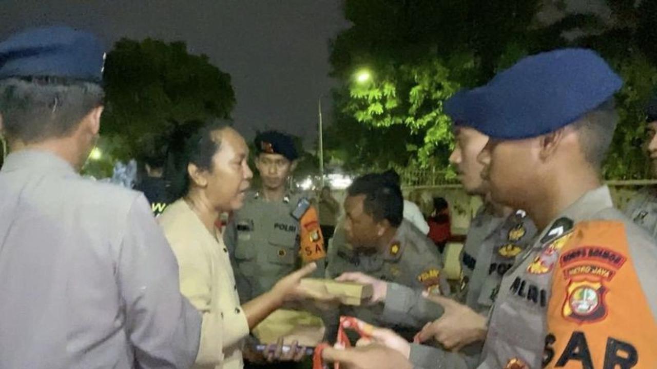Brimob Polda Metro Jaya Gelar Dapur Lapangan untuk Warga Terdampak Banjir Jaktim di Rawa Terate