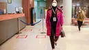 Saat momen ngantor, Kahiyang juga terlihat mengenakan koleksi Dior. Kali ini dalam seri quilted Lady Dior dengan top handle kokoh. [@ayanggkahiyang].