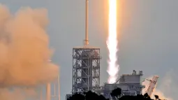 Roket Falcon 9 milik SpaceX meluncur dari landasan 39A, Kennedy Space Center, Florida, AS, Minggu (19/2). Roket Falcon 9 membawa kapsul Dragon berisi 2,5 ton perbekalan untuk para astronaut di ISS.  (AFP PHOTO / BRUCE WEAVER) 