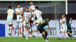 Pemain Persija Jakarta, Marko Simic (kiri ketiga) berusaha membendung bola bersama rekannya pada laga pekan kedua BRI Liga 1 2023/2024 melawan Persikabo 1973 di Stadion Pakansari, Cibinong, Bogor, Minggu (9/7/2023). (Bola.com/M Iqbal Ichsan)
