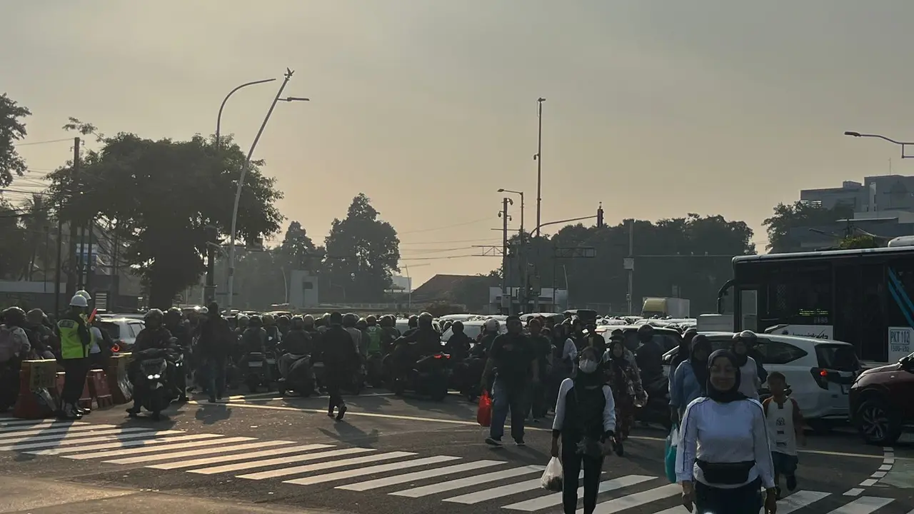 Ribuan warga tampak antusias memadati kawasan Silang Monas, Jakarta Pusat, sejak Minggu (5/10/2025) pagi, untuk menghadiri perayaan Hari Ulang Tahun (HUT) ke-80 Tentara Nasional Indonesia (TNI). (Liputan6.com/M Radityo Priyasmoro)