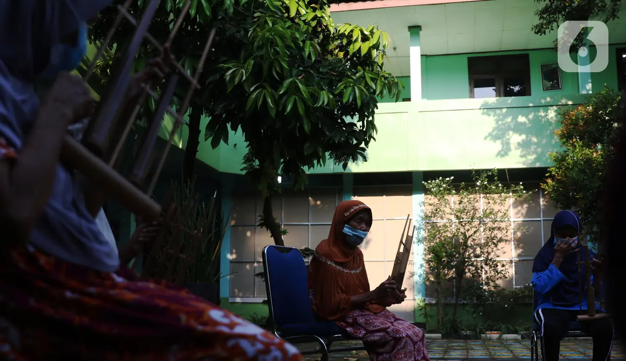 Sejumlah lansia mengikuti latihan angklung di Rumah Rehabilitasi Psikososial Dinas Sosial Kota Tangerang, Banten, Rabu (19/5/2021). Kegiatan berlatih angklung bagi lansia tersebut guna mengisi waktu luang sekaligus melatih motorik, auditori, dan sensorik para lansia. (Liputan6.com/Angga Yuniar)