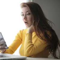 Ilustrasi Penggunaan Aplikasi Kencan Online Credit: pexels.com/AndreaPiacquadio