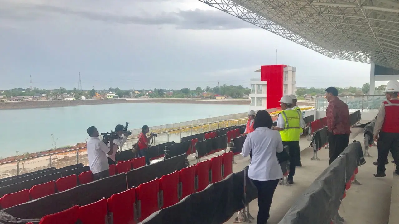Puan Maharani keluhkan genangan air di tribun penonton arena dayung.