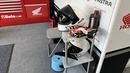Helm dan sarung tangan sebagai aksesoris keselamatan pembalap Astra Honda Racing Team (AHRT) tertata rapi di paddock menjelang balapan hari kedua ARRC Mandalika 2023 di Sirkuit Mandalika, Lombok, Sabtu (12/8/2023). (Bola.com/Iqri Widya)
