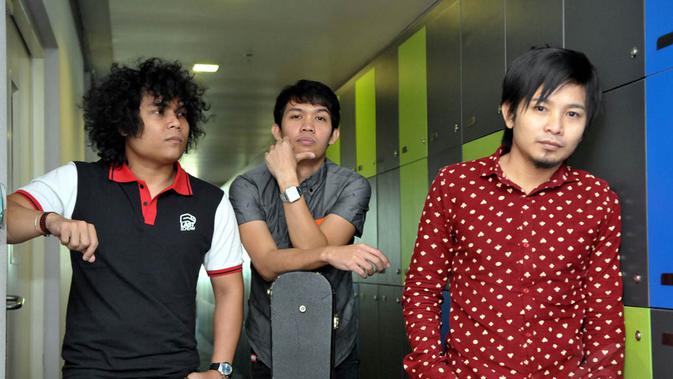 Band Zivilia yang beranggota Zul (vokalis dan gitaris), Odot (drummer), dan Bayu (keyboardis) sudah lama tidak terdengar di music Tanah Air. (Liputan6.com/Panji Diksana)