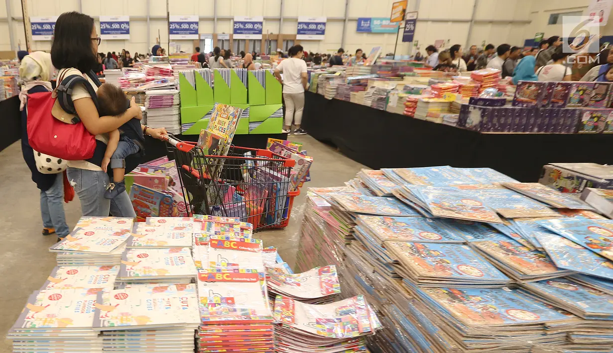 Pengunjung membawa keranjang buku pada  pameran dan penjualan buku Big Bad Wolf di ICE BSD, Tangerang Selatan, Rabu (28/3). Pameran ini akan dibuka 24 jam nonstop. (Liputan6.com/Fery Pradolo)