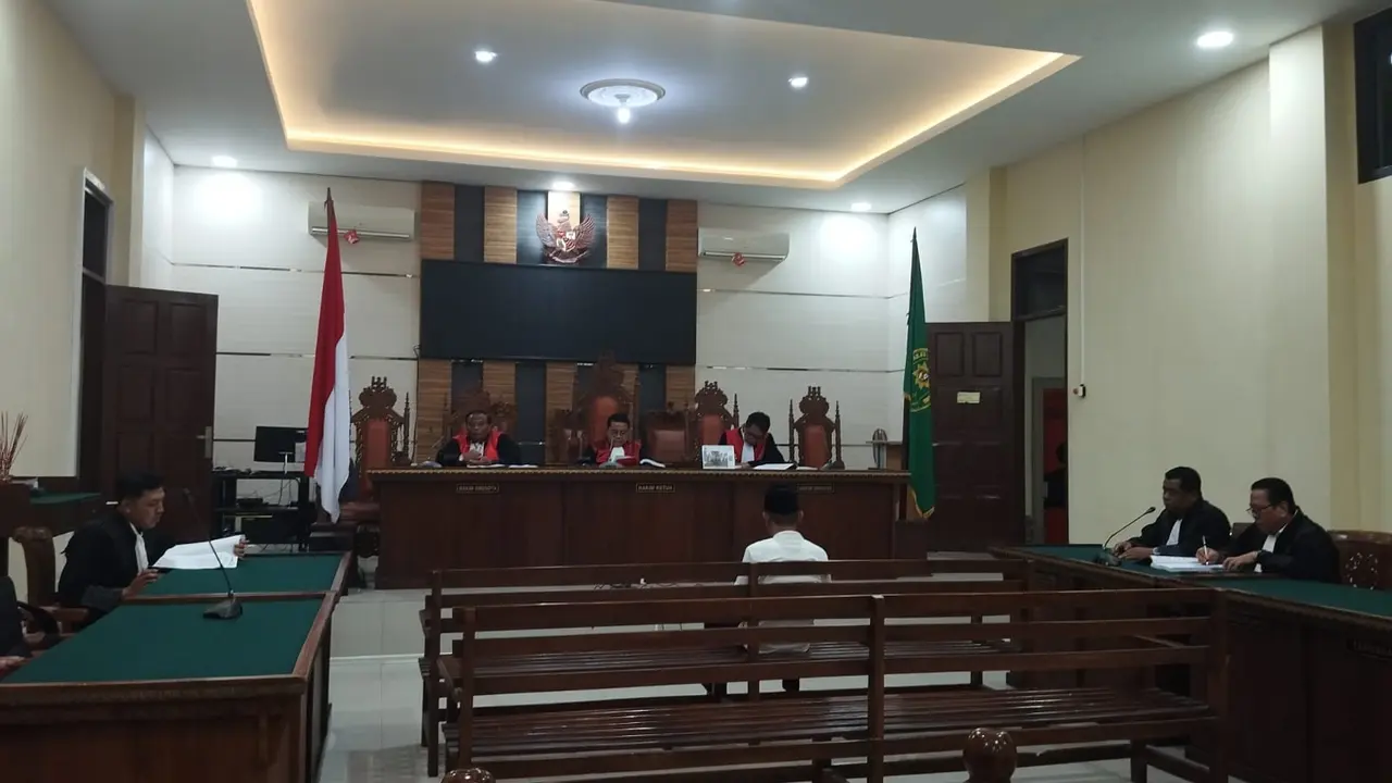 Ferdi Marzuli, terdakwa korupsi proyek pembuatan IPAL pada Disperkim Kota Metro menjalani sidang pembacaan tuntutan. Foto : (Liputan6.com/Ardi).