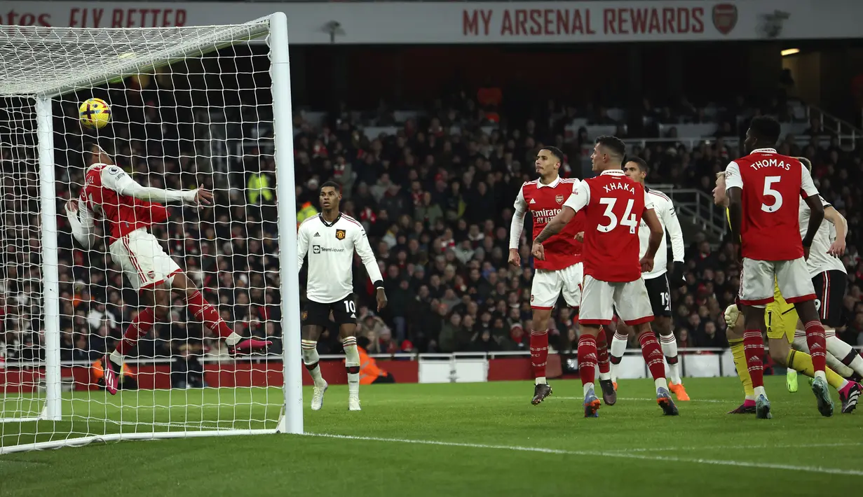 Pemain Manchester United, Lisandro Martinez mencetak gol kedua timnya ke gawang Arsenal pada laga lanjutan Liga Inggris 2022/2023 yang berlangsung di Emirates Satdium, London, Minggu (23/01/2023). (AP Photo/Ian Walton)
