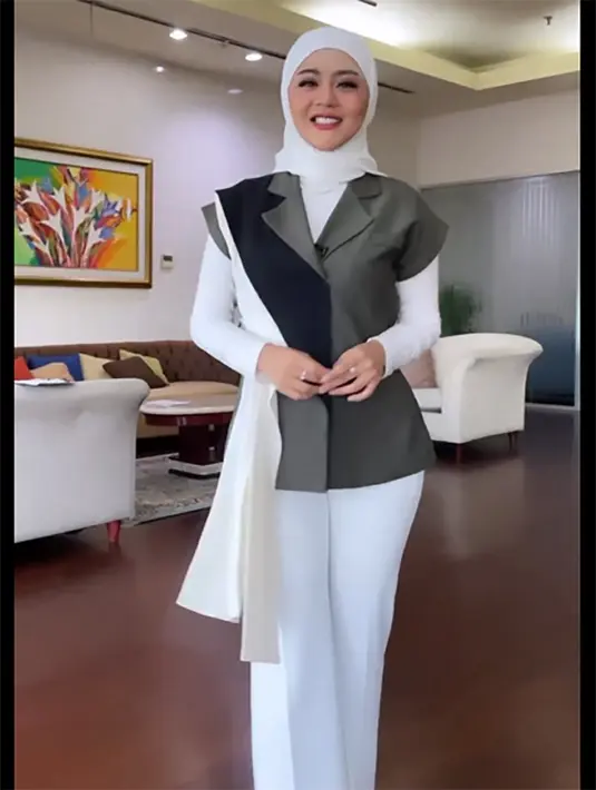 Selama ini, Jenita Janet begitu melekat dengan penampilan dengan wig warna-warni. Tapi setelah pulang umrah, ia memutuskan untuk merubah penampilannya. Ia mengaku perjalanannya tak mudah. [Instagram/jenitajanet]
