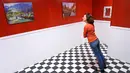Pengunjung berdiri di ruangan yang menimbulkan ilusi miring dalam pameran bertajuk 'Tricked! - The Spectacular Illusion Exhibition' di Kastil Augustusburg, Jerman, 1 Oktober 2019. Pameran menghadirkan karya seniman Meksiko Yunuen Esparza yang mulai dibuka pada 5 Oktober 2019. (AP/Jens Meyer)