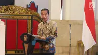 Presiden Joko Widodo memberikan sambutan pada acara penyerahan dokumen Stranas Pencegahan Korupsi di Istana Negara, Jakarta, Rabu (13/3). Dokumen berisi panduan pencegahan tindak pidana korupsi. (Liputan6.com/Angga Yuniar)