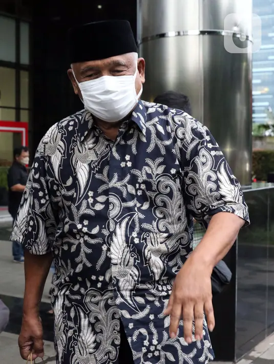 Mantan Ketua KPK, Taufiqurrahman Ruki berjalan meninggalkan Gedung Merah Putih KPK, Jakarta, Senin (7/12/2020). Kedatangan Taufiqurrahman Ruki untuk mengikuti diskusi menyusul berlakunya UU No.19 Tahun 2019 yang menitikberatkan pada upaya pencegahan korupsi. (Liputan6.com/Helmi Fithriansyah)