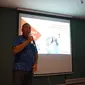 VP Technology Relations and Special Project Smartfren Munir Syahda Prabowo berikan paparan hasil uji jaringan di Yogyakarta, Selasa (23/5/2017) malam. Liputan6.com/ Agustin Setyo Wardani