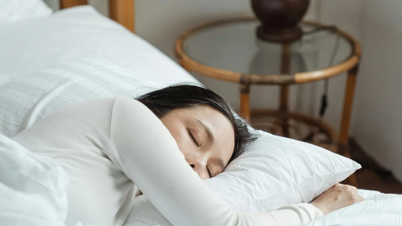 Ilustrasi Perempuan Tidur