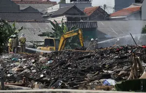 Di Balik Kebakaran Gunungan Sampah Kramat Jati, Ada Pelaku yang Diburu