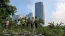 Ia juga menyempatkan memantau kondisi lingkungan tempat tinggal warga. (Liputan6.com/Herman Zakharia)