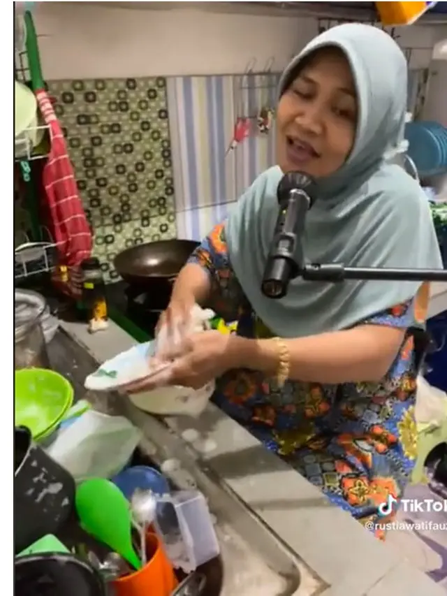 Aksi Ibu-Ibu Nyuci Piring Sambil Nyanyi Lagu Yeni Inka, Netizen: Fix Dapur Rekaman