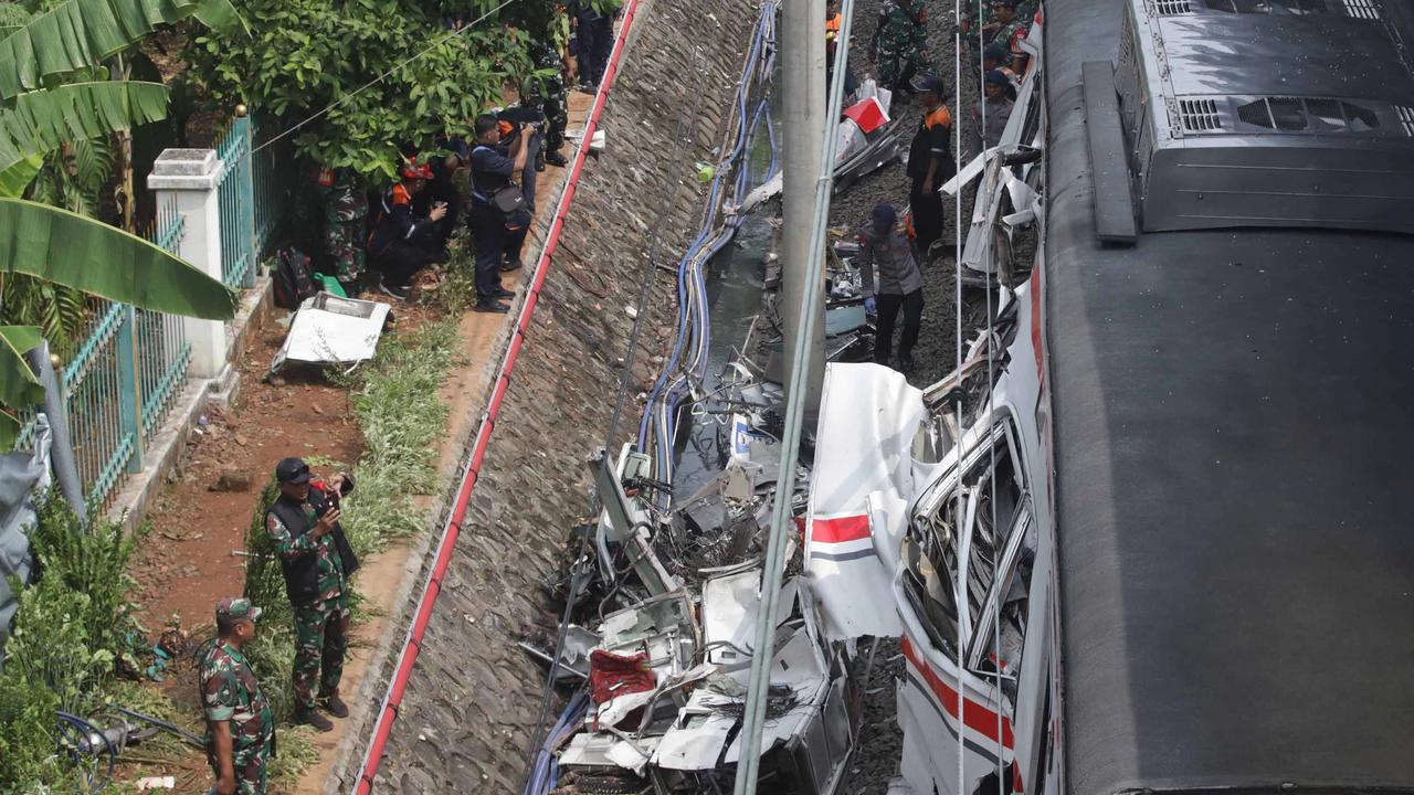 FOTO: Evakuasi Gerbong KRL Commuterline di Stasiun Bekasi Timur