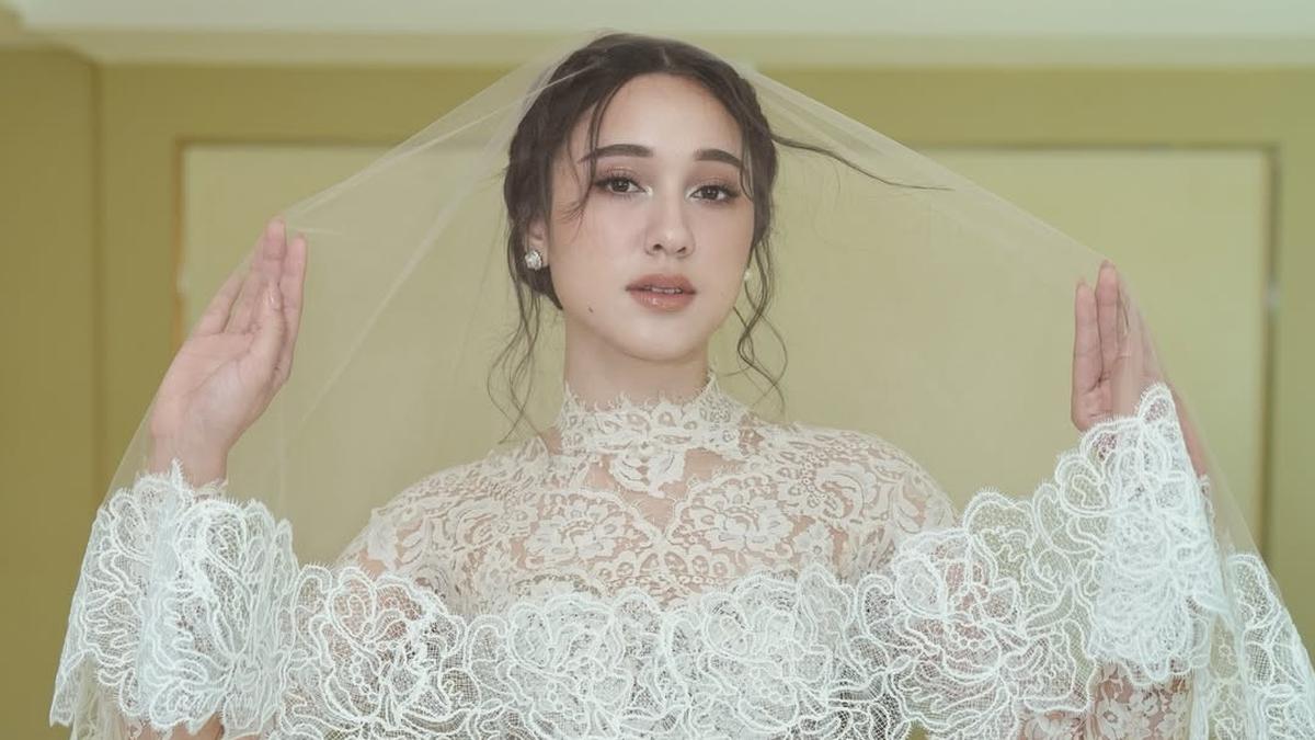 Yasmin Napper Tampil Bak Malaikat dalam Balutan Busana Pengantin Karya Dimas Singgih