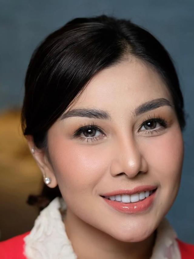 6 Tampilan Perdana Nisya Ahmad Tanpa Hijab usai Ibadah Haji, Menawan dengan Mini Dress Merah