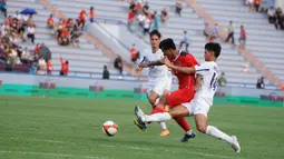 Pemain Timnas Filipina U-23, Jaime Rosquillo berusaha merebut bola dari pemain Indonesia pada laga lanjutan Grup A SEA Games 2021 di Stadion Viet Tri, Phu Tho, Vietnam, Jumat (13/05/2022). Indonesia menang telak atas Filipina 4-0. (Foto Dokumentasi PSSI)