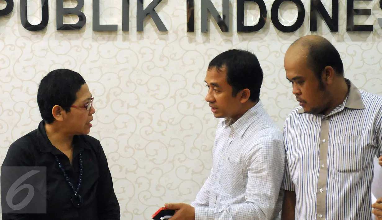 Wakil Ketua Internal Komnas HAM, Siti Nurlaila (kiri) berbincang dengan aktivis Walhi, Muhnur Satyahaprabu usai jumpa pers terkait konflik tambang Lumajang yang memakan korban di Komnas HAM, Jakarta, Senin (28/9/2015). (Liputan6.com/Helmi Fithriansyah)