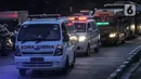 Antrean ambulans saat mengantarkan pasien positif Covid-19 di pintu masuk RSD Wisma Atlet Kemayoran, Jakarta, Kamis (10/6/2021). Meningkatnya jumlah warga yang terpapar Covid-19 menyebabkan antrean ambulans yang hendak masuk ke RSD Wisma Atlet Kemayoran. (merdeka.com/Iqbal S. Nugroho)