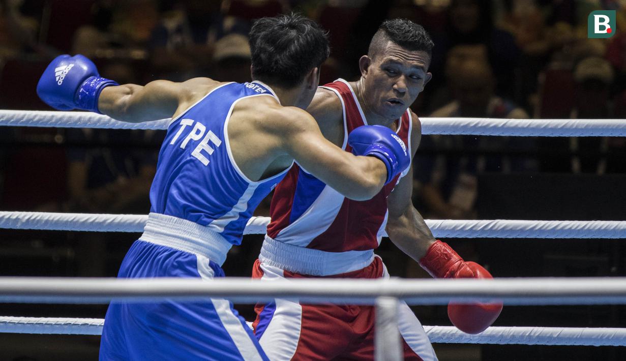 Petinju Indonesia, Brama Betaubun, adu pukul dengan petinju Taiwan, Chia-Wei Kan, pada Invitation Tournament Asian Games di JiExpo Kemayoran, Jakarta, Senin (12/2/2018). Petinju Indonesia kalah 1-4 dari petinju Taiwan. (Bola.com/Vitalis Yogi Trisna)