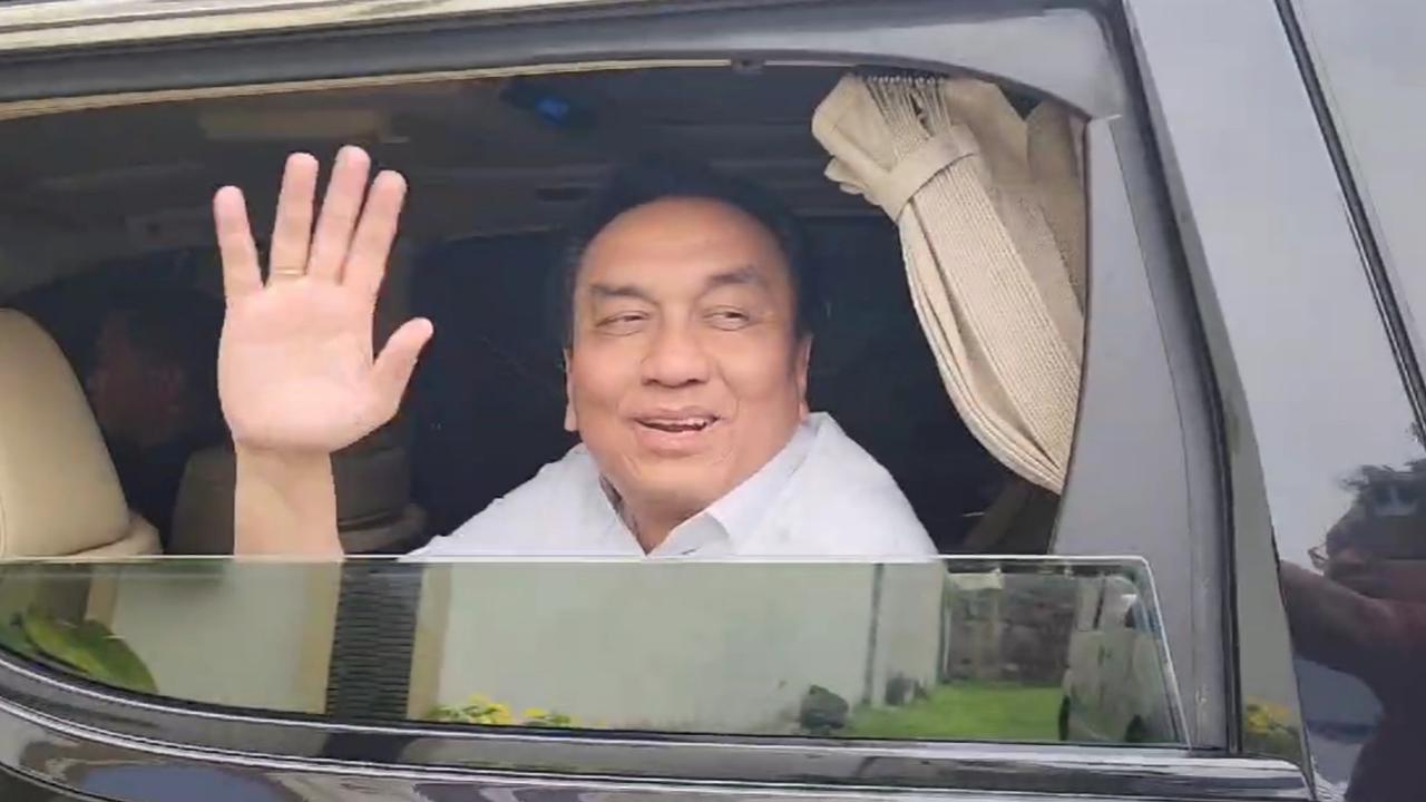 1,5 Jam Pertemuan Tertutup Antara Effendi Simbolon dan Jokowi di Solo