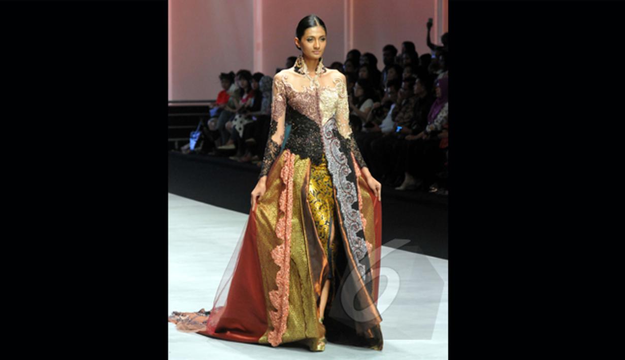 Seorang model memeragakan kebaya modern rancangan Fransisca Darmawan di Indonesia Fashion Week 2015 di JCC, Minggu (1/3/2015). Fransisca Darmawan berhasil mengemas busana tradisinal menjadi kebaya modern (Liputan6.com/Panji Diksana)