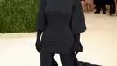 Penampilan Kim Kardashian saat menghadiri gelaran Met Gala 2021 di Metropolitan Museum of Art, New York City, Senin (13/9/2021). Kim Kardashian mengenakan baju serba hitam yang tetap menampilkan lekuk tubuhnya karya desainer Balenciaga, Demna Gvasalia. (Dimitrios Kambouris/GETTY IMAGES/AFP)